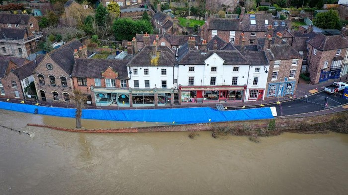 Begini Cara Inggris Menahan Luapan Banjir IRONBRIDGE, ENGLAND - FEBRUARY 22: Flood barriers hold back flood water from the River Severn after successive storms hit the UK on February 22, 2022 in Ironbridge, England. Police declared a major incident here over concerns the River Severn could breach its flood barriers. England has been hit by three named storms in a week's time, most recently Storm Franklin. (Photo by Christopher Furlong/Getty Images)