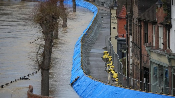 IRONBRIDGE, ENGLAND - FEBRUARY 22: Flood barriers hold back flood water from the River Severn after successive storms hit the UK on February 22, 2022 in Ironbridge, England. Police declared a major incident here over concerns the River Severn could breach its flood barriers. England has been hit by three named storms in a week's time, most recently Storm Franklin. (Photo by Christopher Furlong/Getty Images)