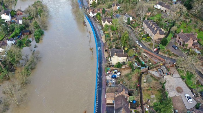 Begini Cara Inggris Menahan Luapan Banjir IRONBRIDGE, ENGLAND - FEBRUARY 22: Flood barriers hold back flood water from the River Severn after successive storms hit the UK on February 22, 2022 in Ironbridge, England. Police declared a major incident here over concerns the River Severn could breach its flood barriers. England has been hit by three named storms in a week's time, most recently Storm Franklin. (Photo by Christopher Furlong/Getty Images)