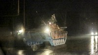 Dilansir dari Reuters, Selasa (22/2/2022), saksi mata Reuters menyaksikan tank-tank dan peralatan militer lainnya bergerak melalui Donetsk, yang ada di Ukraina bagian timur. Putin pun menerbitkan dekrit yang isinya mengakui kemerdekaan dua wilayah tersebut. AP Photo.