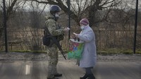 Warga berdatangan ke Stanytsia Luhanska yang diketahui menjadi satu-satunya titik penyeberangan yang buka setiap hari di wilayah Luhansk, Ukraina timur, Selasa (22/2/2022). AP Photo/Vadim Ghirda.