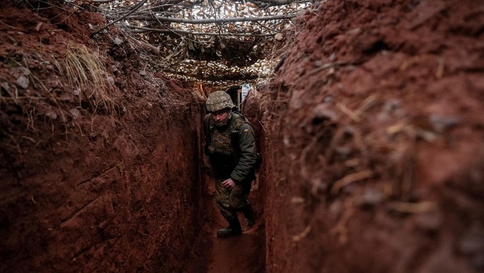 Ketegangan Rusia-Ukraina kembali disorot usai Vladimir Putin akui dua negara yang deklarasikan diri pecah dari Ukraina. Dua negara itu yakni Donetsk dan Luhansk
