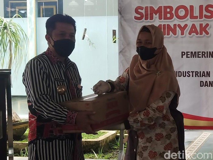 Bupati Afif Nurhidayat menyerahkan minyak goreng kepada pelaku UMKM.