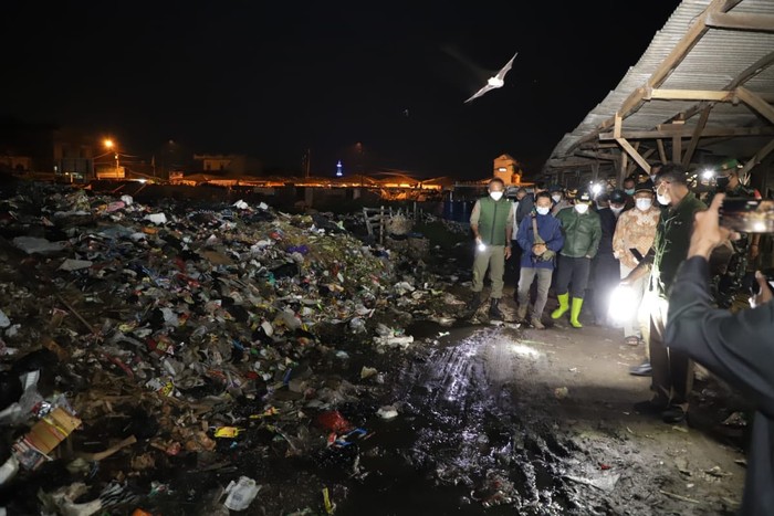 Bupati Kabupaten Bandung Dadang Supriatna temukan sekitar 1.000 ton sampah menumpuk di sekitar Pasar Banjaran. Temuan itu ia dapati saat melakukan inspeksi mendadak (sidak) ke tempat pembuangan sementara (TPS) sampah di sekitar Pasar Banjaran, Kecamatan Banjaran, Kabupaten Bandung, kemarin malam.