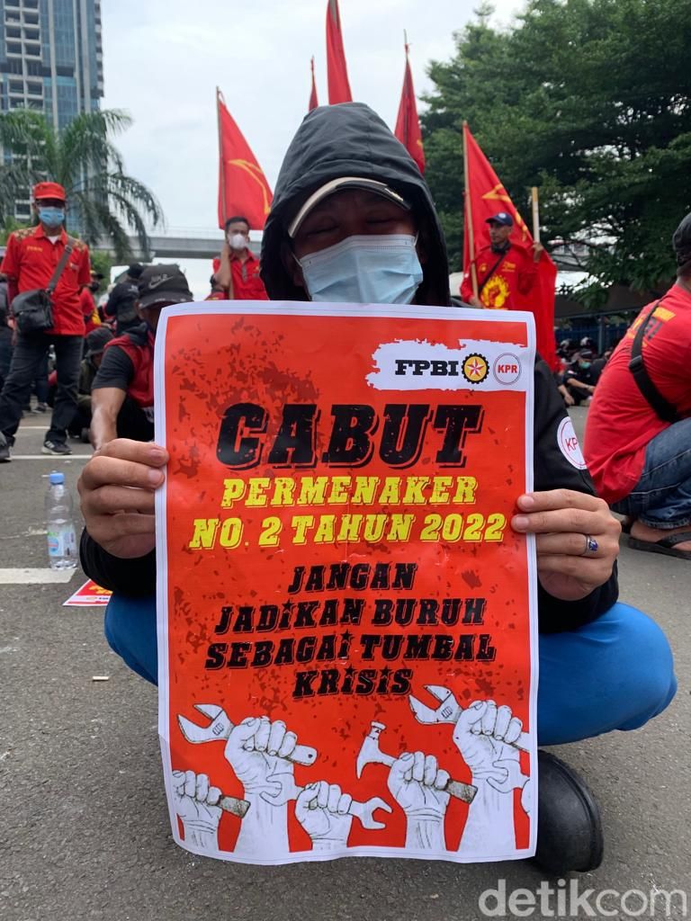 Buruh berdemo di depan kantor Kementerian Ketenagakerjaan. Massa menuntut dicabutnya Permenaker No 2 Tahun 2022 yang  mengatur soal Jaminan Hari Tua (JHT). (Mulia Budi/detikcom)