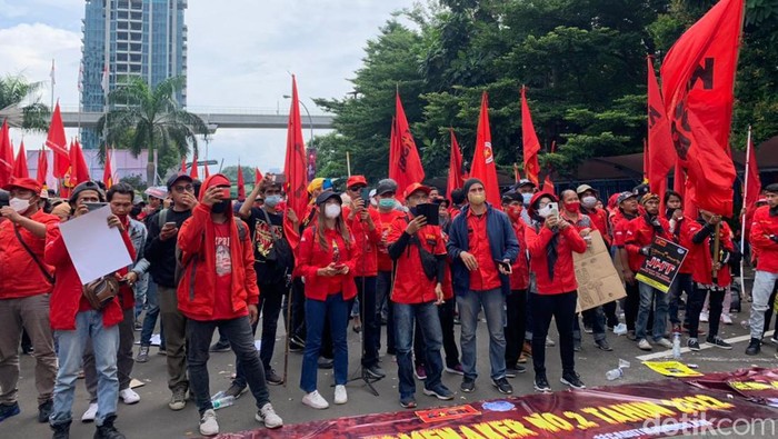 Buruh berdemo di depan kantor Kementerian Ketenagakerjaan. Massa menuntut dicabutnya Permenaker No 2 Tahun 2022 yang  mengatur soal Jaminan Hari Tua (JHT). (Mulia Budi/detikcom)