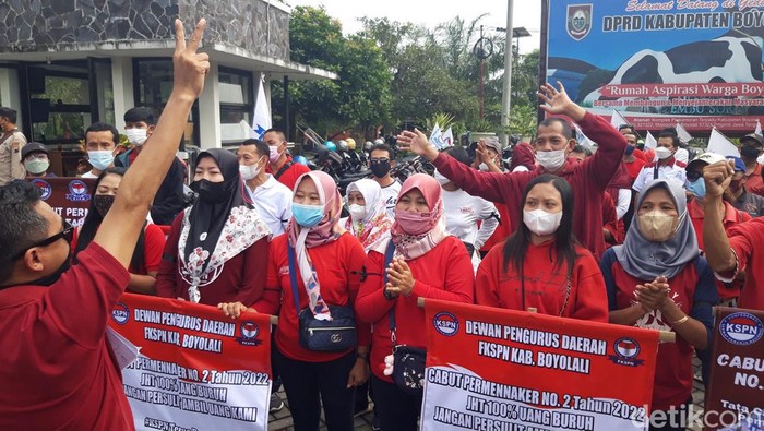 Buruh yang tergabung dalam FKSPN Boyolali melakukan aksi demo di DPRD setempat, Rabu (23/2/2022).