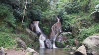 Ukuran Curug Emas yang relatif sedang dan kolamnya yang cetek