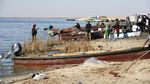 Danau Terbesar Kedua di Irak Mengering, Banyak Ikan Mati