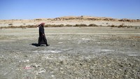 Danau Razzaza Irak pernah menjadi objek wisata yang terkenal dengan pemandangannya yang indah dan melimpahnya ikan yang menjadi andalan penduduk setempat. Sekarang, ikan mati mengotori pantainya. Tanah yang dulu subur di sekitarnya telah berubah menjadi gurun tandus.