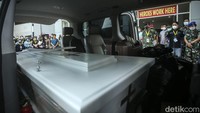 Tiur Octavia yang bekerja di RSDC Wisma Atlet Kemayoran sebagai perawat merupakan relawan Ditjen Nakes Wisma Atlet gelombang 32B.