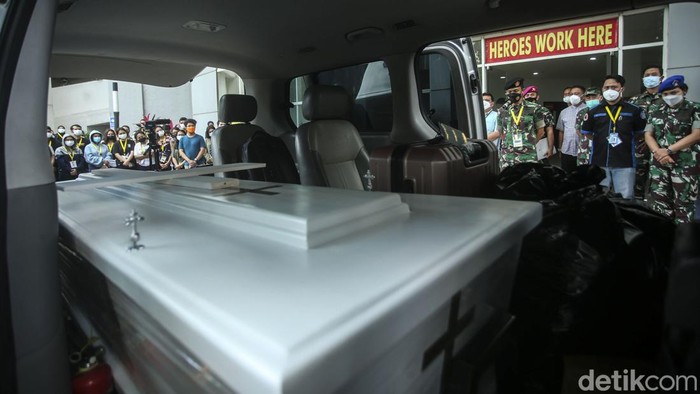 Duka Iringi Pelepasan Nakes Wisma Atlet yang Gugur Saat Bertugas Nakes RSDC Wisma Atlet Jakarta Tiur Octavia gugur saat bertugas. Jenazahnya dilepas di RSDC Wisma Atlet, Rabu (23/2/2022).