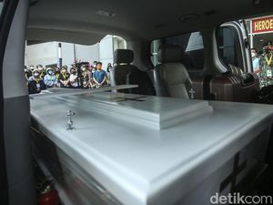 Duka Iringi Pelepasan Nakes Wisma Atlet yang Gugur Saat Bertugas