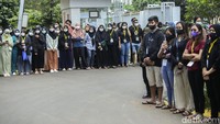 Jenazah dibawa menggunakan ambulance ke RSDC Wisma atlet untuk dilepas oleh para tenaga kesehatan.