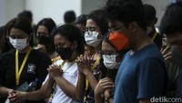 Duka juga tampak menyelimuti para rekan sesama tenaga kesehatan yang turut melepas kepergiannya.