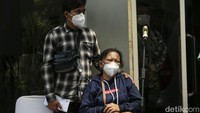 Keluarga almarhum Tiur Octavia juga turut dihadirkan. Koordinator Humas RSDC-19 Kolonel dr Mintoro Sumego menyebut kepergian Tiur merupakan nakes ke 6 setelah sebelumnya ada 5 nakes yang terlebih dahulu meninggal akibat COVID-19.
