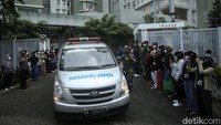 Setelah dilepas dan diberikan penghormatan terakhir jenazah dibawa ke Lampung untuk dimakamkan.