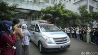 Sejumlah petugas kesehatan melepaskan jenazah Tiur Octavia di RSDC Wisma Atlet, Rabu (23/2/2022).
