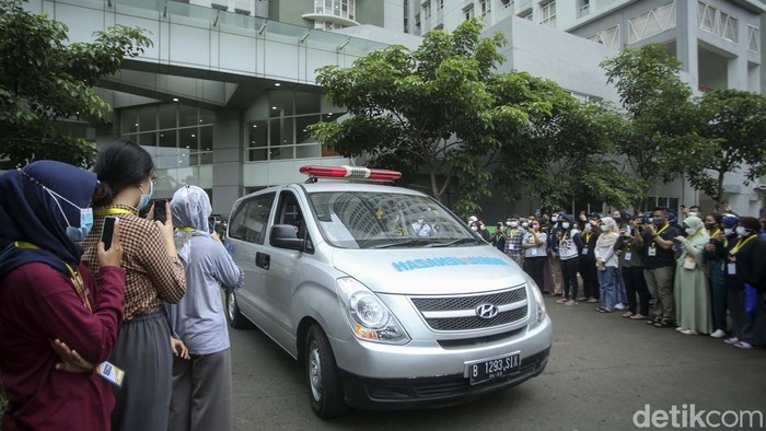 Duka Iringi Pelepasan Nakes Wisma Atlet yang Gugur Saat Bertugas Nakes RSDC Wisma Atlet Jakarta Tiur Octavia gugur saat bertugas. Jenazahnya dilepas di RSDC Wisma Atlet, Rabu (23/2/2022).