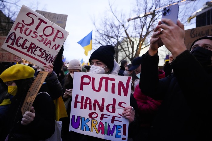 Aksi solidaritas untuk Ukraina digelar oleh warga di sejumlah negara Eropa. Dalam aksi itu massa menyerukan agar Rusia tak melakukan invasi ke Ukraina.