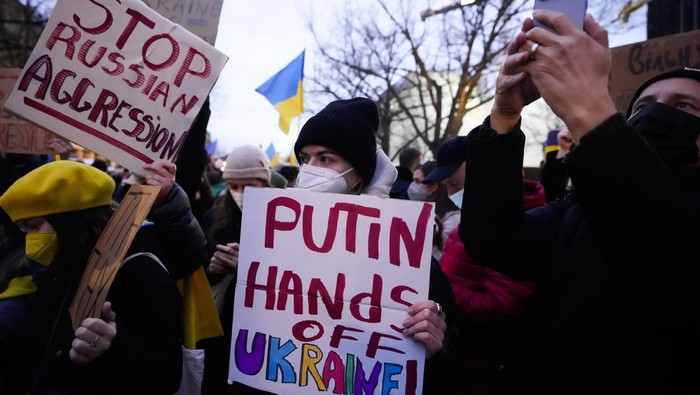 Dukungan Warga Eropa untuk Ukraina yang Dibayangi Invasi Rusia Aksi solidaritas untuk Ukraina digelar oleh warga di sejumlah negara Eropa. Dalam aksi itu massa menyerukan agar Rusia tak melakukan invasi ke Ukraina.
