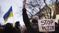 Diketahui, aksi solidaritas itu digelar sebagai bentuk dukungan warga Jerman untuk Ukraina. Selain itu, dalam aksinya mereka juga menyerukan agar Rusia tak melakukan invasi ke negara yang dipimpin oleh Volodymyr Zelensky tersebut. AP Photo/Markus Schreiber.