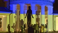 Sementara itu, pantulan cahaya dengan gambar bendera Ukraina juga menghiasi barisan tiang mata air mineral Ferdinand yang berada di Marianske Lazne, sebuah kota spa di wilayah Carlsbad, Republik Ceko, Selasa (22/2/2022) waktu setempat. Pantulan cahaya yang menghiasi bangunan itu menjadi salah satu bentuk dukungan untuk Ukraina yang tengah dibayangi invasi Rusia. Slavomir Kubes/CTK via AP.