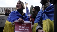 Aksi solidaritas untuk Ukraina juga digelar di kota Paris, Prancis, Selasa (22/2/2022). AP Photo/Francois Mori.