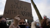 Sejumlah warga berkumpul di depan Kedutaan Besar Rusia di kota Paris untuk menyerukan dukungan mereka kepada Ukraina yang dibayangi invasi Rusia. AP Photo/Francois Mori.
