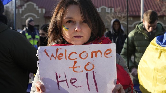 Dukungan Warga Eropa untuk Ukraina yang Dibayangi Invasi Rusia Aksi solidaritas untuk Ukraina digelar oleh warga di sejumlah negara Eropa. Dalam aksi itu massa menyerukan agar Rusia tak melakukan invasi ke Ukraina.