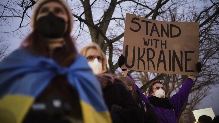 Aksi solidaritas untuk Ukraina digelar oleh warga di sejumlah negara Eropa. Dalam aksi itu massa menyerukan agar Rusia tak melakukan invasi ke Ukraina.