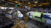 Begini kesibukan sejumlah pekerja di Israel Aerospace Industries saat sedang mengonversi pesawat penumpang Boeing 767 menjadi pesawat kargo di Lod, dekat Tel Aviv, Israel, Sabtu (13/2/2022). Masa pandemi global membuat perusahaan penerbangan komersial kolaps dan mencoba bertahan dengan melayani jasa kargo.