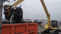 Warga lainnya, Wasti (25), mengaku dirinya bersama warga sekitar juga mengeluhkan kondisi kawasan pemukiman yang dipenuhi sampah. Warga risi dan khawatir tumpukan sampah menjadi sumber penyakit. Terlebih, jika banjir melanda, kata Eka sampah yang ada turut hanyut terbawa arus banjir.