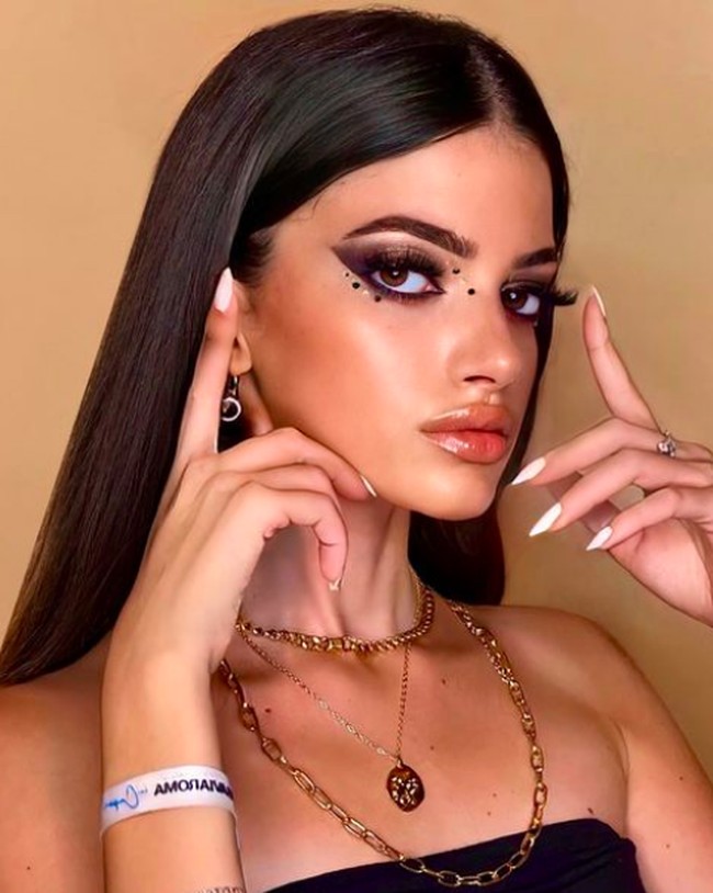 Punya bakat makeup yang luar biasa dan kontennya yang unik, Fabiola kini memperoleh followers di TikTok lebih dari 11 juta. Foto: dok. Instagram