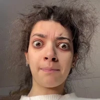 Tidak mudah melihat semua komentar itu. Aku seperti hidup dalam kenyataan lain, di mana setiap orang bisa menyinggung orang lain hanya karena mereka di belakang layar yang dikenal sebagai cyberbullying, ucap Fabiola. Foto: dok. TikTok