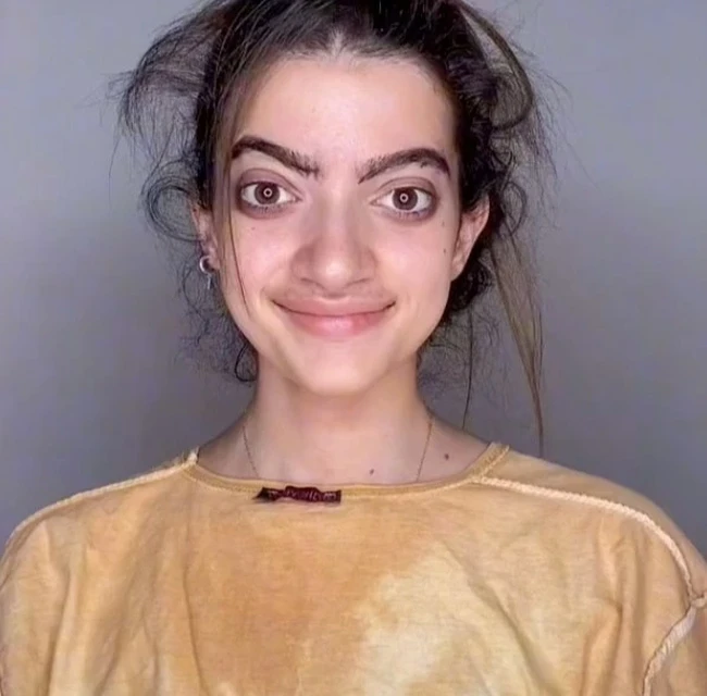 Beginilah wajah asli Fabiola Baglier yang sering disamakan netizen dengan Rowan Atkinson yang berperan sebagai Mr. Bean. Sempat tidak percaya diri dengan penampilannya, namun dia justru menunjukkan bakat makeupnya. Foto: dok. TikTok