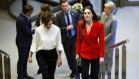 Seperti biasa, Kate tampil memesona. Ia mengenakan blazer merah yang dipadukan dengan blus putih berkerut untuk menghormati bendera Denmark. Penampilannya terkesan formal dengan celana panjang hitam. AP/John Sibley