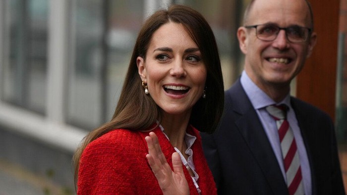 Gaya Kate Middleton Saat Kunjungi Museum Anak di Denmark Britain's Kate, Duchess of Cambridge waves as she arrives at the University of Copenhagen Tuesday, Feb. 22, 2022, in Copenhagen, Denmark, where she will learn from world-leading researchers running the CIMHP, which aims to promote mental well-being and relationships between infants and their parents. Kate, Duchess of Cambridge is in Copenhagen on a two day working visit with The Royal Foundation Centre for Early Childhood. (AP Photo/Alastair Grant)