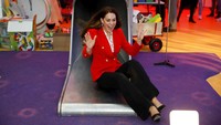 Meski begitu, bukan Kate bila tak bisa bersenang-senang saat menjalani tugas resmi. Ia tak ragu bermain perosotan saat dipersilakan mencoba. Saat itu, Kate sedang mengunjungi Lego Foundation PlayLab di kampus Universitas Kopenhagen. AP/John Sibley