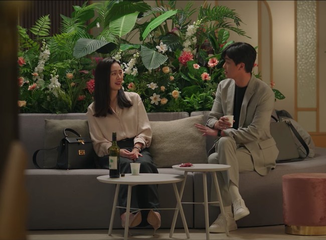 Son Ye Jin menjelma menjadi dokter kulit yang membuka klinik kecantikannya sendiri. Dia memakai koleksi tas Limousine Bag keluaran brand asal Prancis, Moynat seharga Rp 85,4 jutaan dalam episode dua. Foto: dok. Netflix