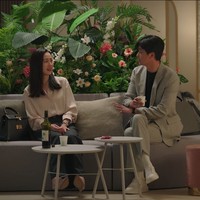 Son Ye Jin menjelma menjadi dokter kulit yang membuka klinik kecantikannya sendiri. Dia memakai koleksi tas Limousine Bag keluaran brand asal Prancis, Moynat seharga Rp 85,4 jutaan dalam episode dua. Foto: dok. Netflix