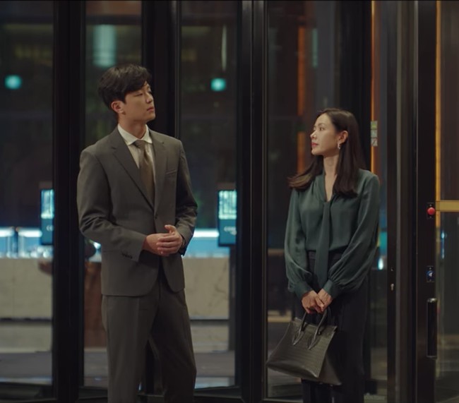 Lawan main Yeon Woo Jin itu juga memakai brand mewah asal Tunisia, Alaïa. Son Ye Jin memakai tas SIDI 39 Handbag seharga Rp 51,1 jutaan dengan atasan seharga Rp 5,9 juta dari Theory. Foto: dok. Netflix