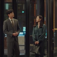 Lawan main Yeon Woo Jin itu juga memakai brand mewah asal Tunisia, Alaïa. Son Ye Jin memakai tas SIDI 39 Handbag seharga Rp 51,1 jutaan dengan atasan seharga Rp 5,9 juta dari Theory. Foto: dok. Netflix