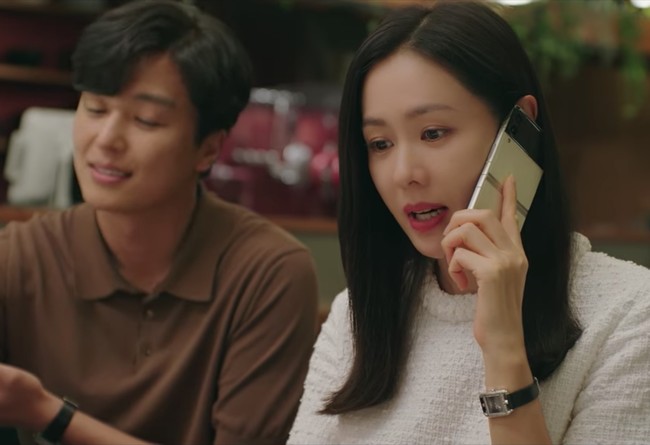 Aktris 40 tahun itu juga memakai jam tangan Hermès Cape Cod Martelée seharga Rp 52 jutaan. Foto: dok. Netflix