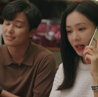 Aktris 40 tahun itu juga memakai jam tangan Hermès Cape Cod Martelée seharga Rp 52 jutaan. Foto: dok. Netflix