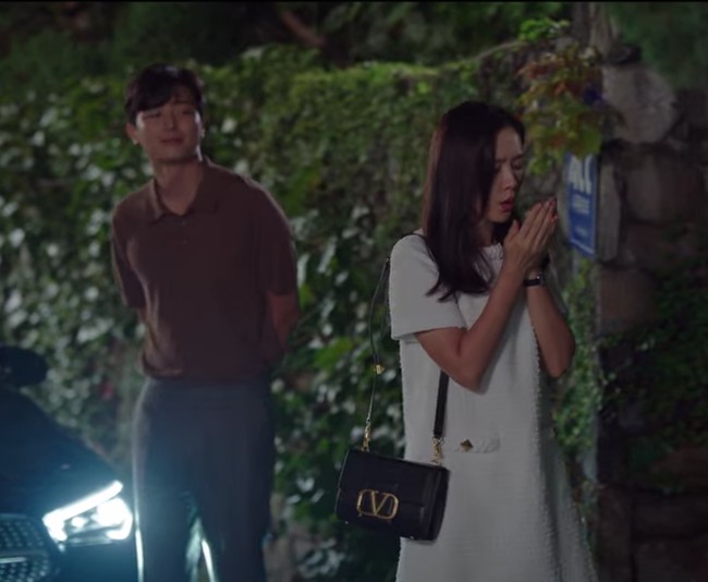 Episode dua menampilkan gaya Son Ye Jin memakai dress dan tas keluaran Valentino. Tweed Mini Dress seharga Rp 50,6 jutaan dipadukan dengan Stud Sign Grainy Calfskin Shoulder Bag seharga Rp 48,7 juta. Foto: dok. Netflix
