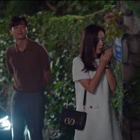 Episode dua menampilkan gaya Son Ye Jin memakai dress dan tas keluaran Valentino. Tweed Mini Dress seharga Rp 50,6 jutaan dipadukan dengan Stud Sign Grainy Calfskin Shoulder Bag seharga Rp 48,7 juta. Foto: dok. Netflix