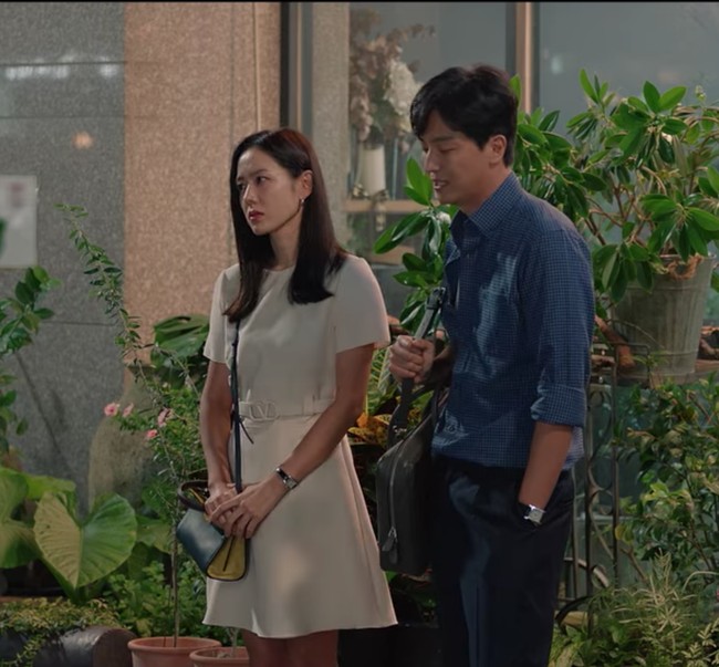 Calon istri Hyun Bin terlihat anggun dalam balutan Short Crepe Couture Dress keluaran Valentino. Dress putih seharga Rp 53 jutaan itu memiliki detail belt dengan logo brand kenamaan itu. Foto: dok. Netflix