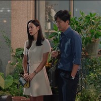 Calon istri Hyun Bin terlihat anggun dalam balutan Short Crepe Couture Dress keluaran Valentino. Dress putih seharga Rp 53 jutaan itu memiliki detail belt dengan logo brand kenamaan itu. Foto: dok. Netflix