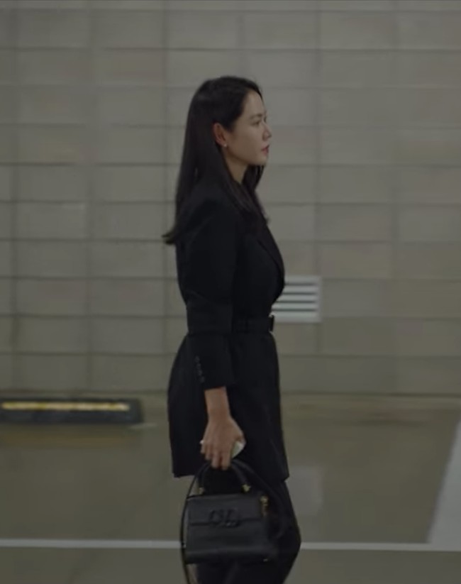 Koleksi tas Valentino lainnya yang dikenakan Son Ye Jin bernilai Rp 41,4 jutaan. Small VSling Grainy Calfskin Handbag dikenakannya saat memakai busana serba hitam dalam episode pertama. Foto: dok. Netflix